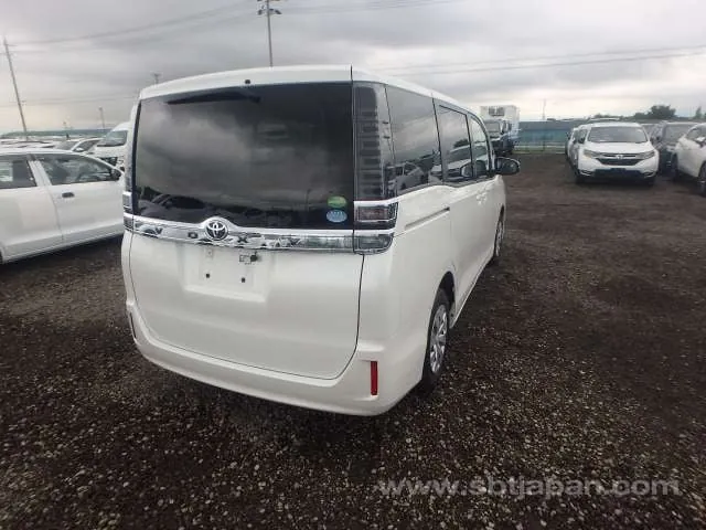 Toyota Voxy 2019 photo 4