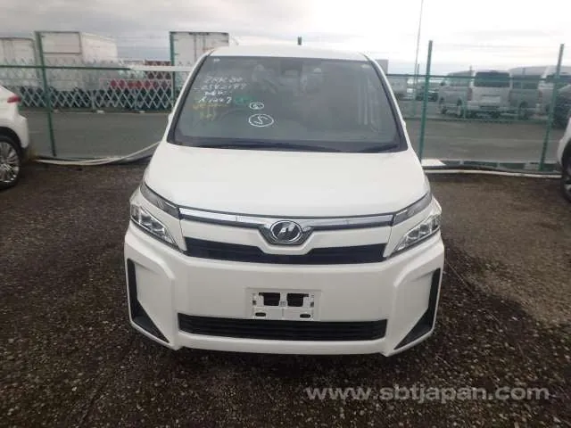 Toyota Voxy 2019 photo 5