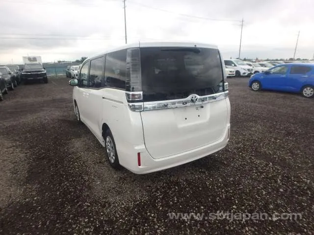 Toyota Voxy 2019 photo 3