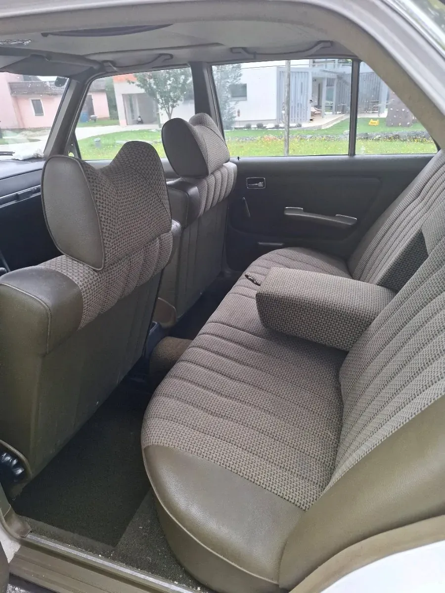 Mercedes-Benz Eklasse 1979 photo 2