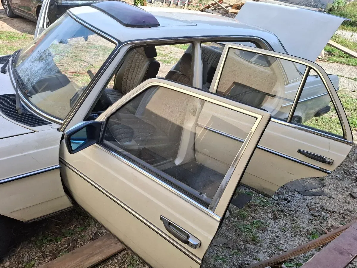Mercedes-Benz Eklasse 1979 photo 3