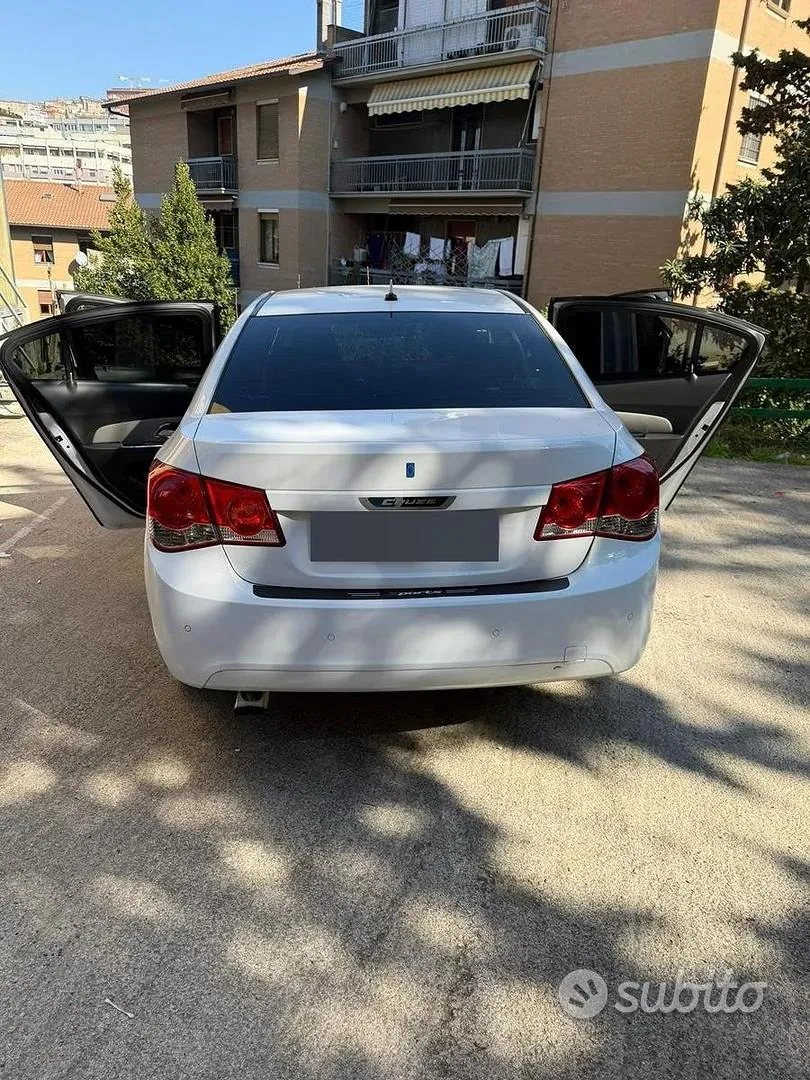 Chevrolet Cruze 2011 photo 2