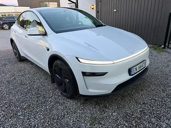 Tesla Model Y 2026 photo 2