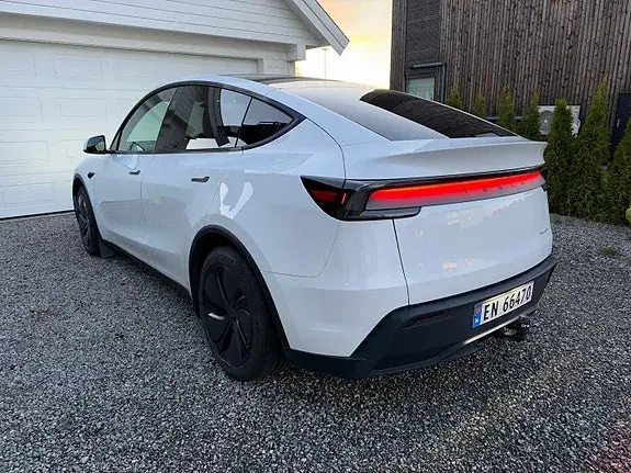 Tesla Model Y 2026 photo 3
