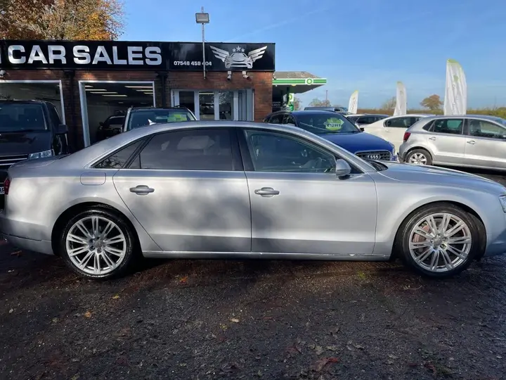 Audi A8 2014 photo 2