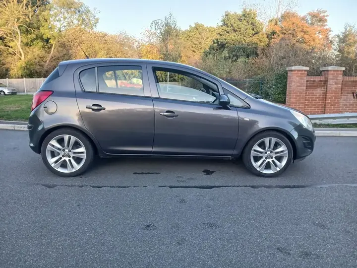 Vauxhall Corsa 2012 photo 2