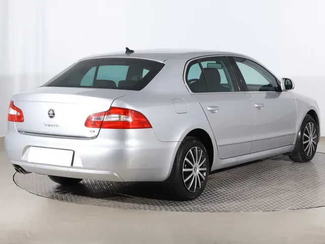 Skoda Superb 2011 photo 4