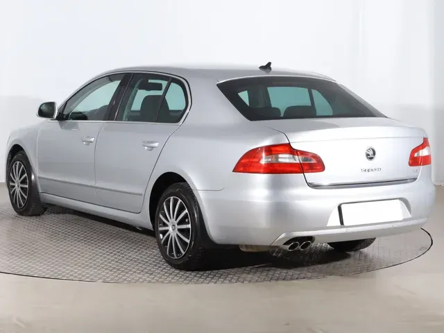 Skoda Superb 2011 photo 3