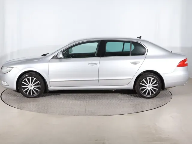 Skoda Superb 2011 photo 2