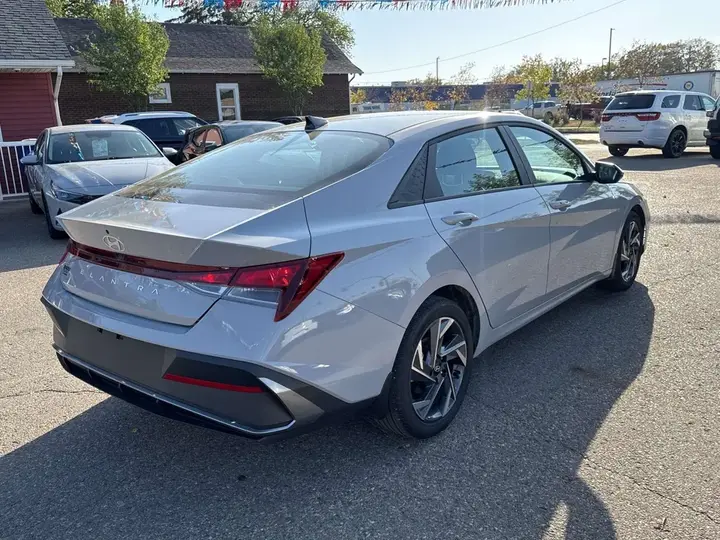 Hyundai Elantra 2024 photo 5