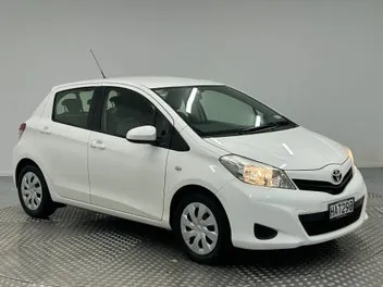 Toyota Yaris 2013 photo 2