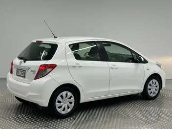 Toyota Yaris 2013 photo 4
