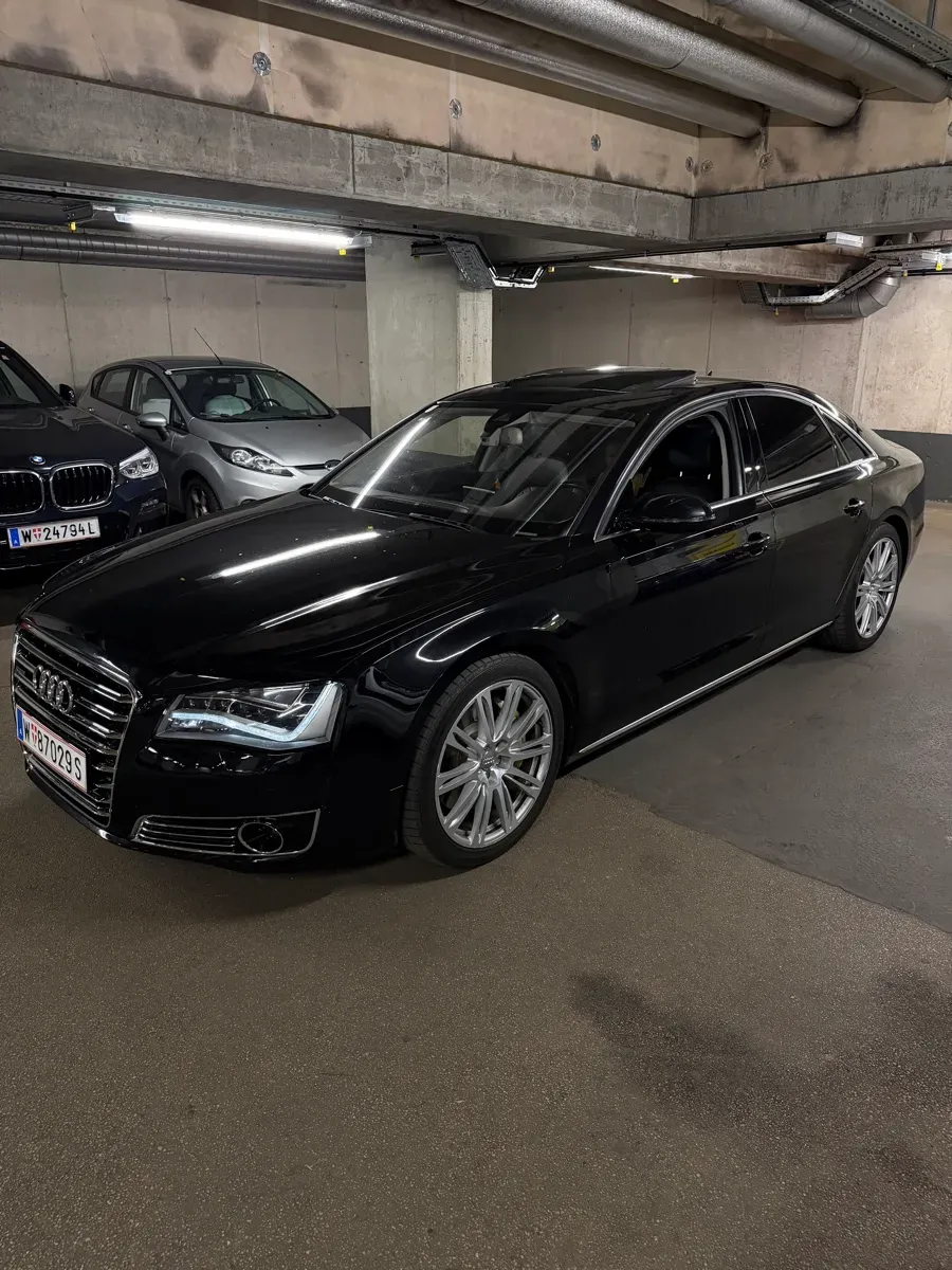 Audi A8 2012 photo 2