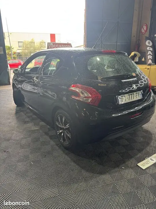 Peugeot 208 2012 photo 2