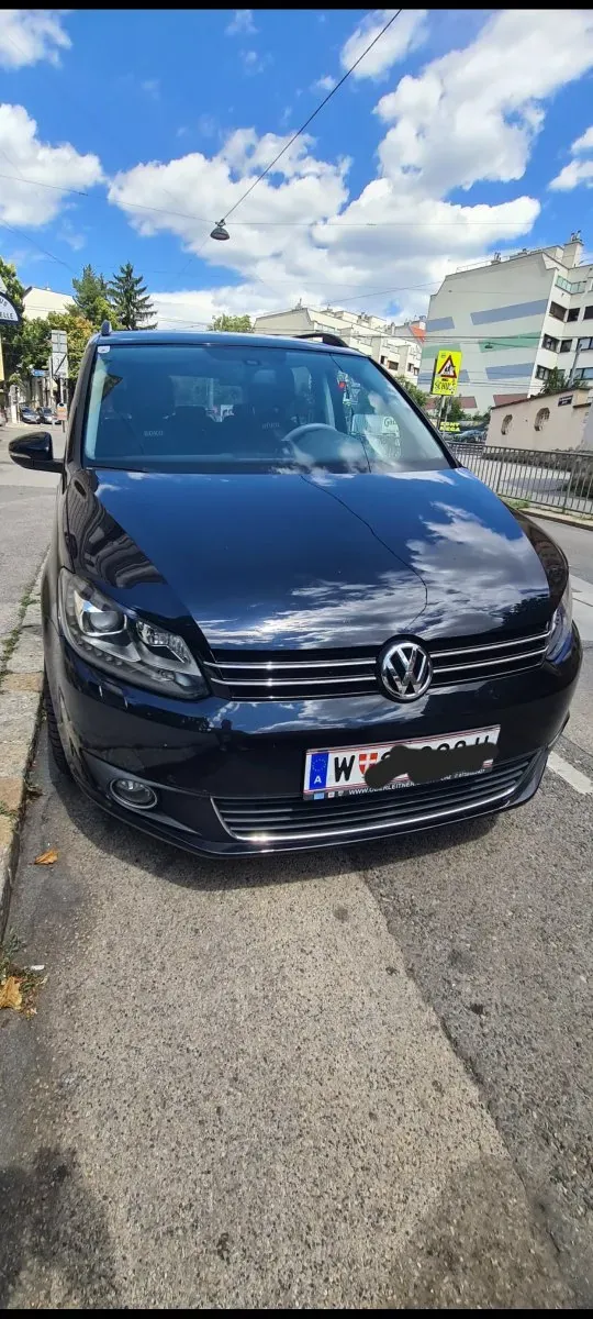 Volkswagen Touran 2012 photo 2