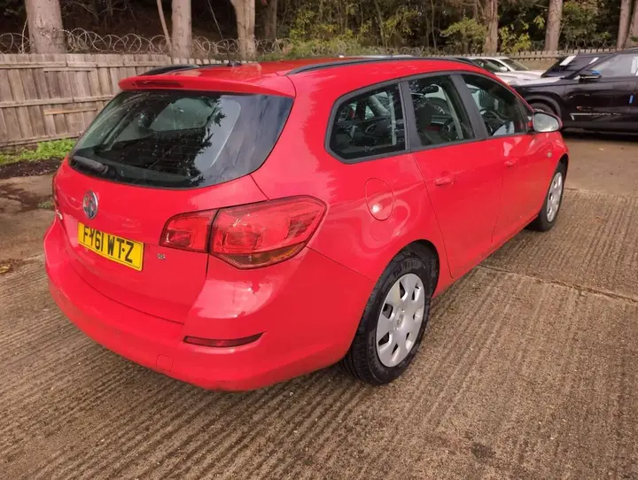 Vauxhall Astra 2011 photo 4