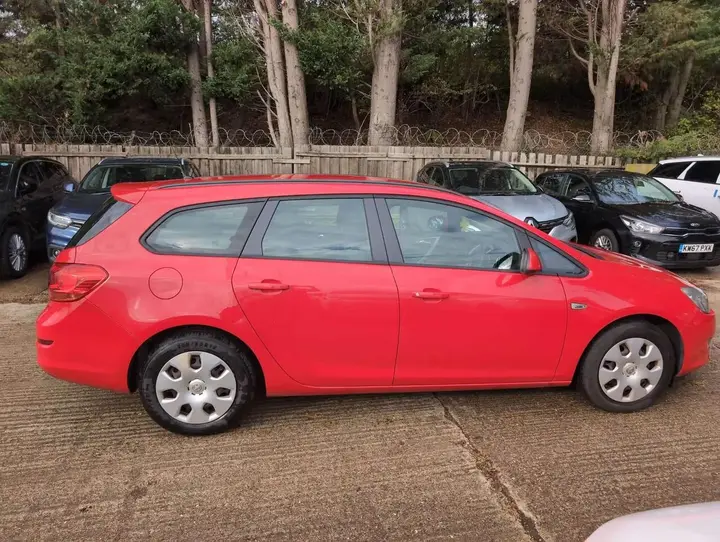 Vauxhall Astra 2011 photo 3