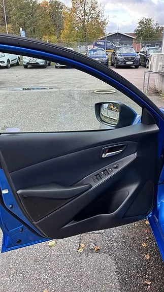 Mazda 2 2015 photo 3