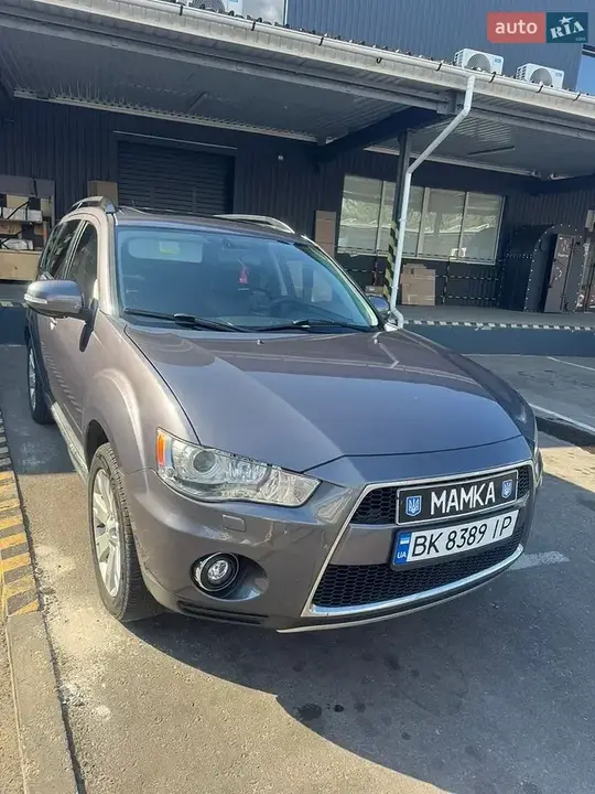 Mitsubishi Outlander 2010 photo 2