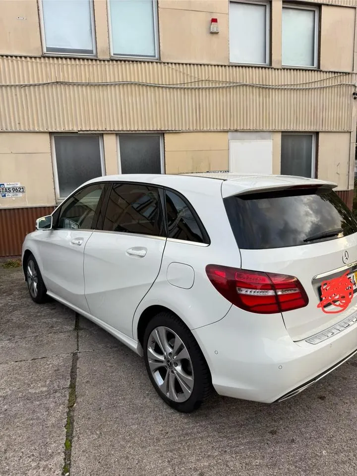 Mercedes-Benz B180