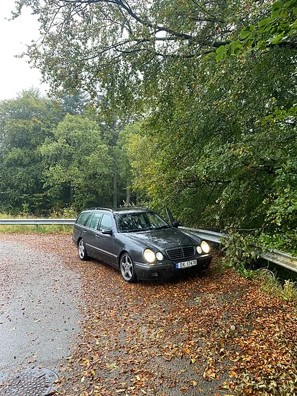 Mercedes-Benz E320 2001 photo 2