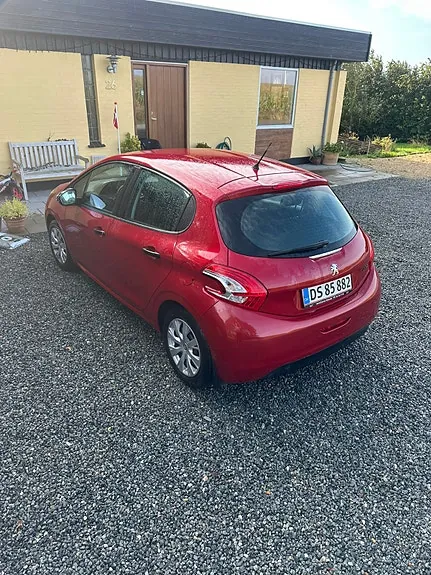 Peugeot 208 2015 photo 4