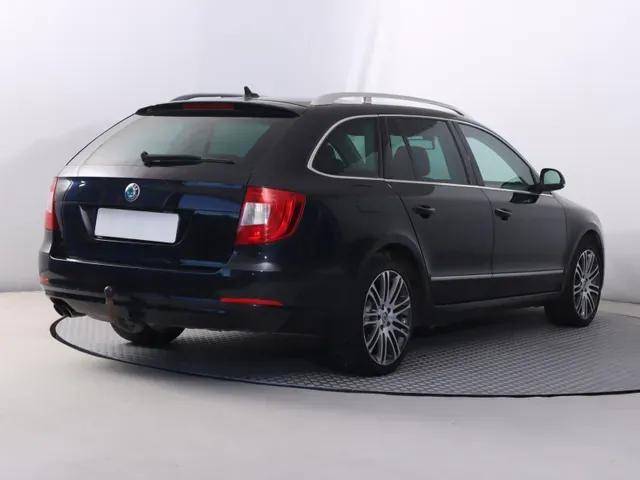 Skoda Superb Combi 2011 photo 4