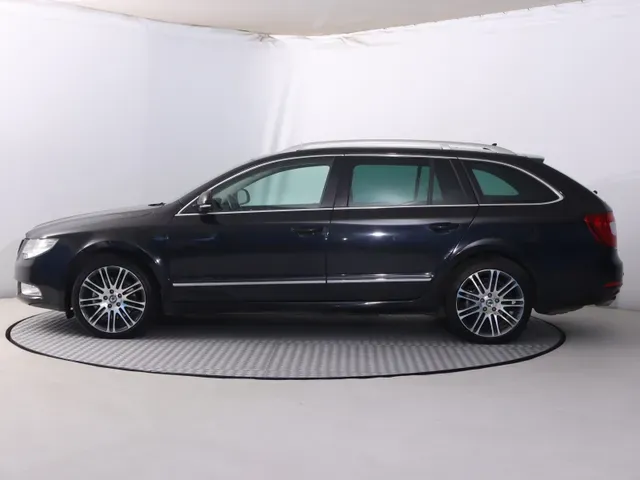 Skoda Superb Combi 2011 photo 2