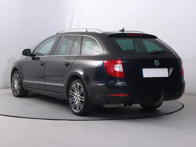 Skoda Superb Combi 2011 photo 3