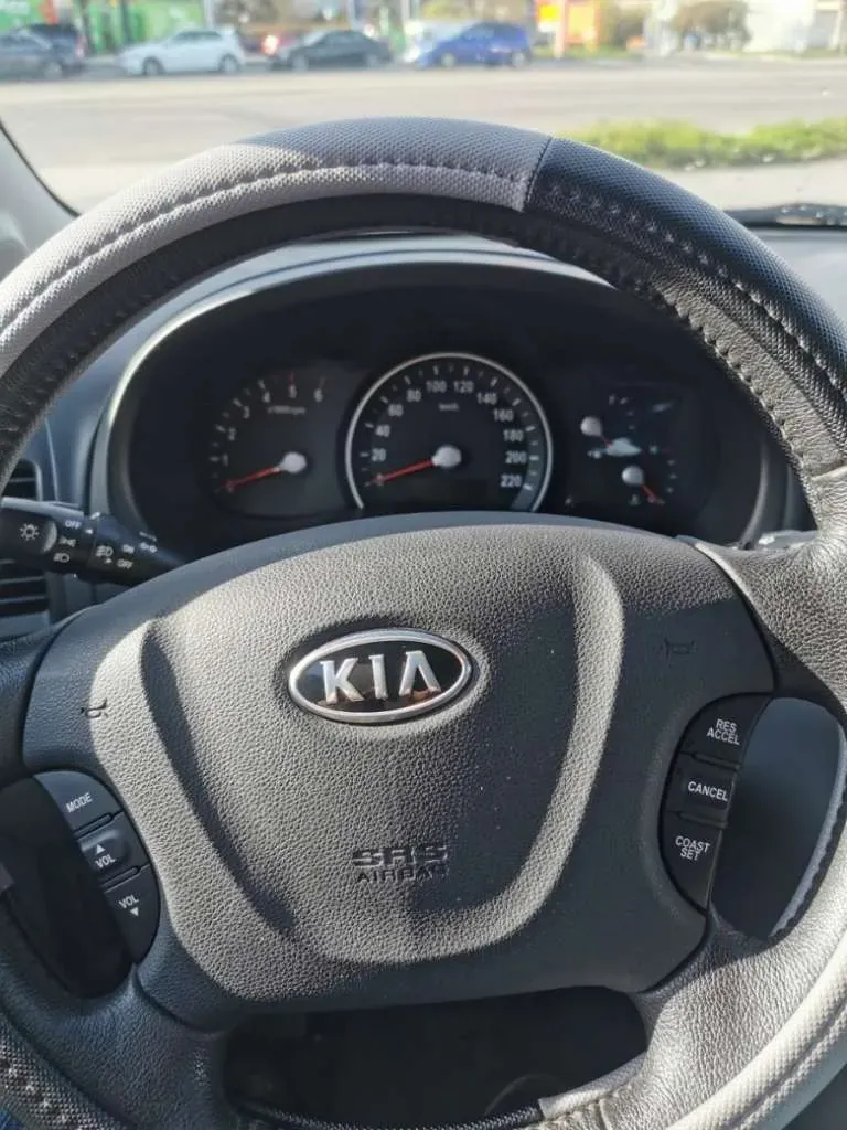 Kia Carnival 2011 photo 2