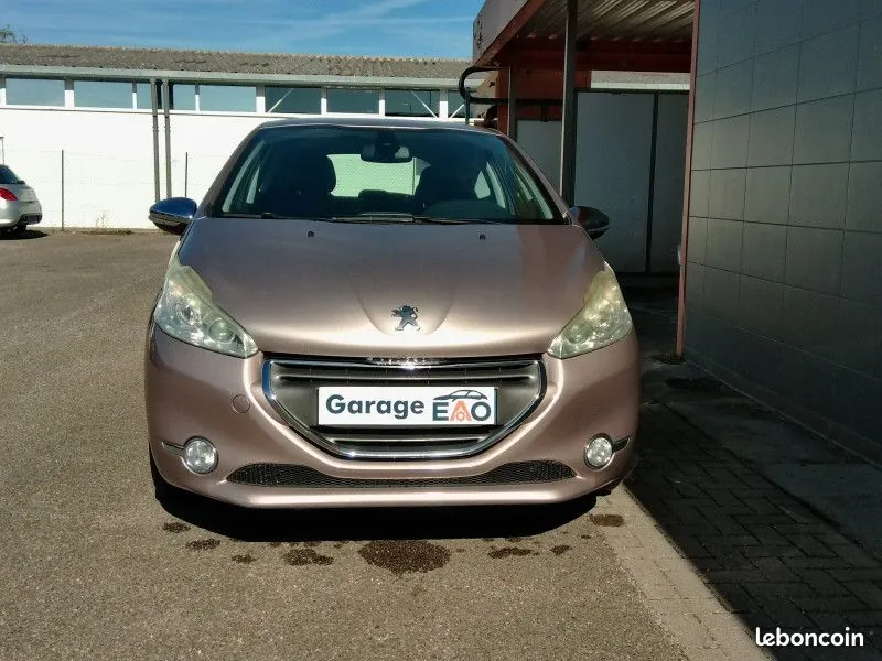 Peugeot 208 2012 photo 3