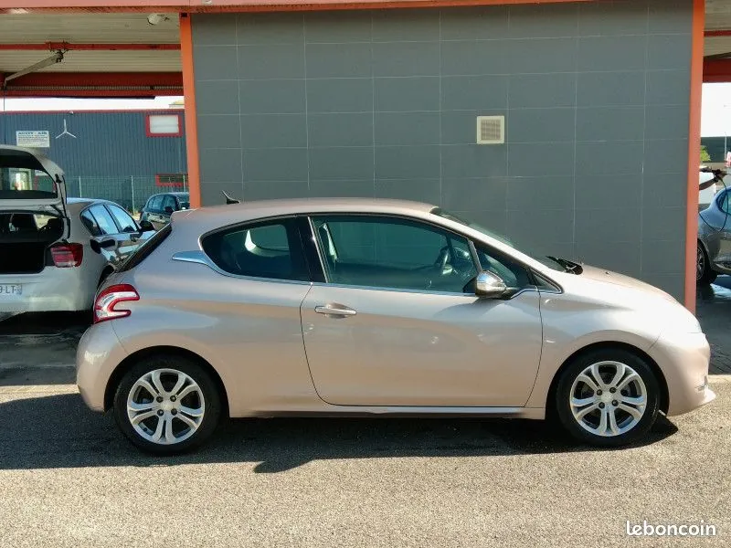 Peugeot 208 2012 photo 4