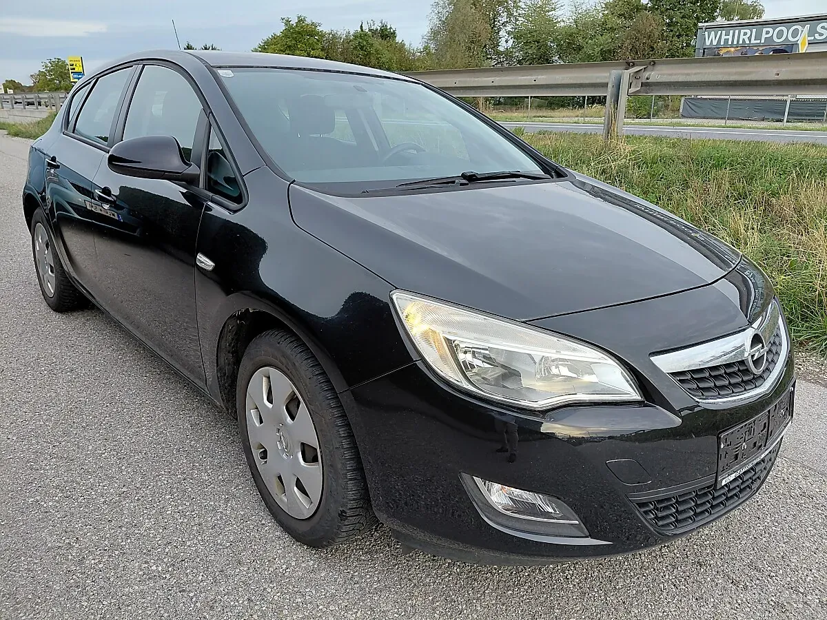 Opel Astra 2010 photo 2