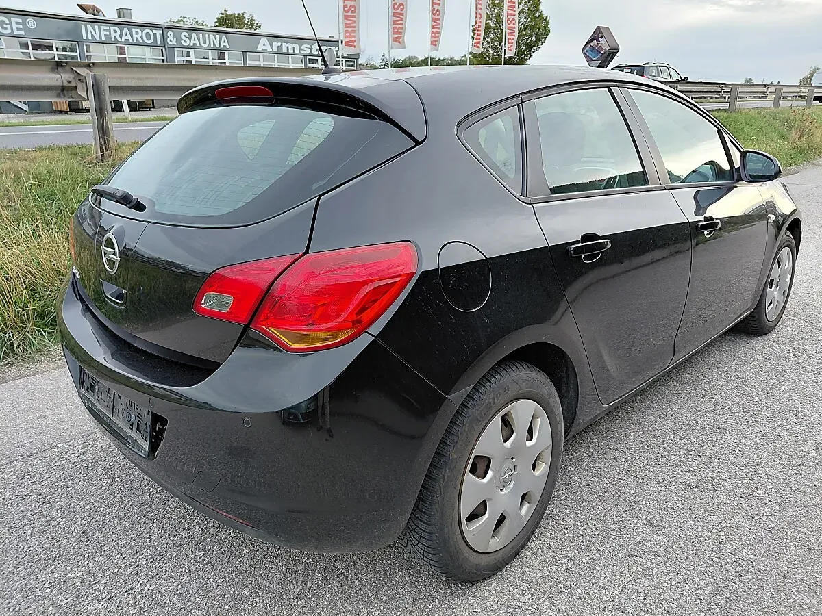 Opel Astra 2010 photo 3