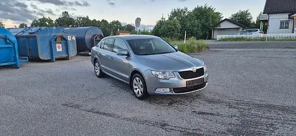 Skoda Superb 2009 photo 2