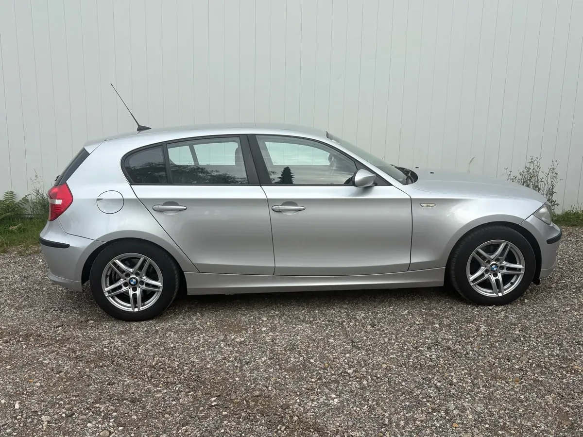 BMW 1 Series 2009 photo 2