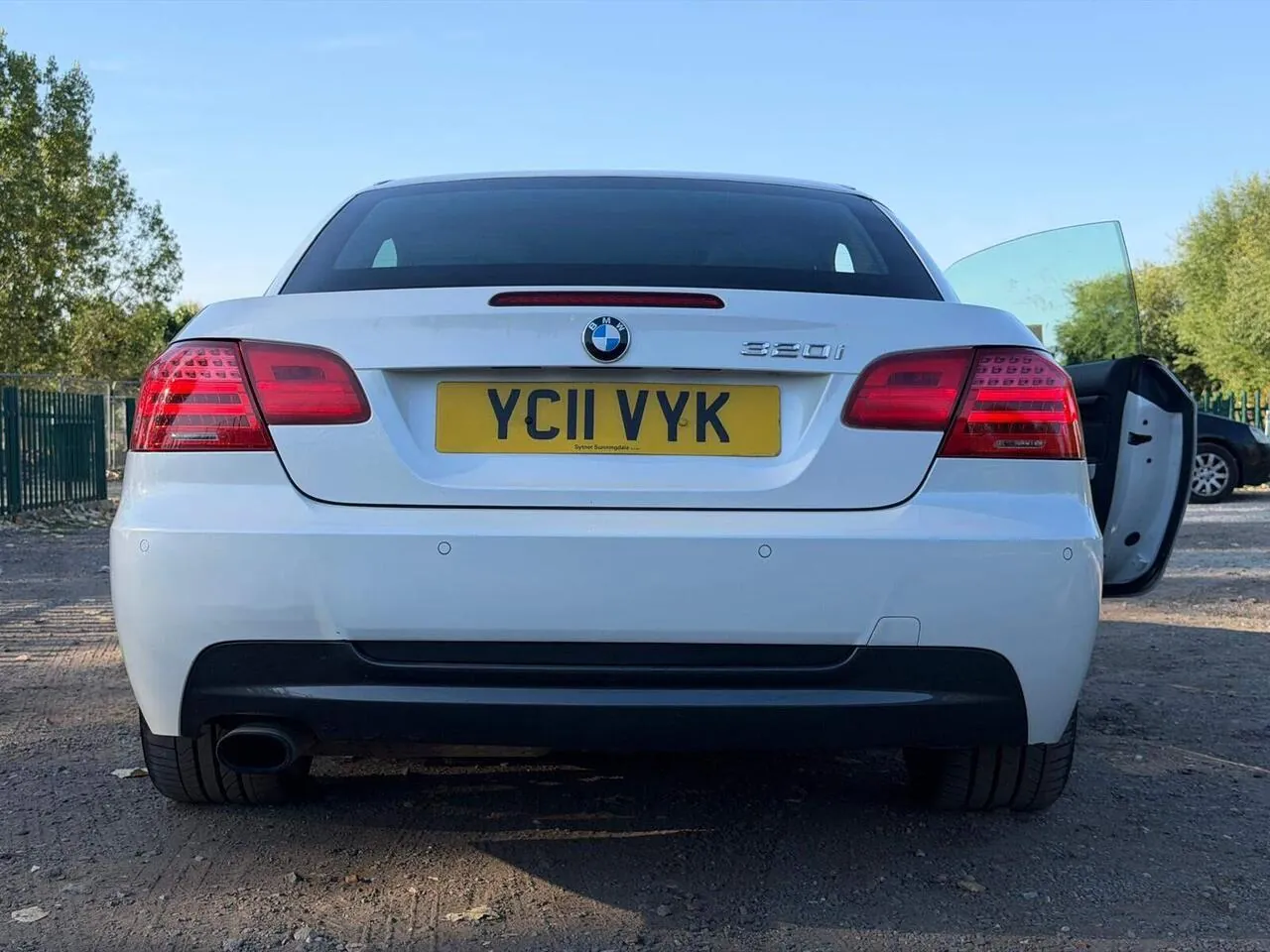 BMW 3 Series 2011 photo 2