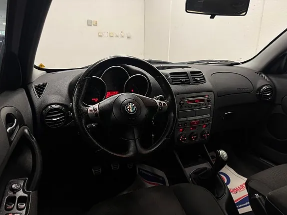 Alfa Romeo 147 2004 photo 5