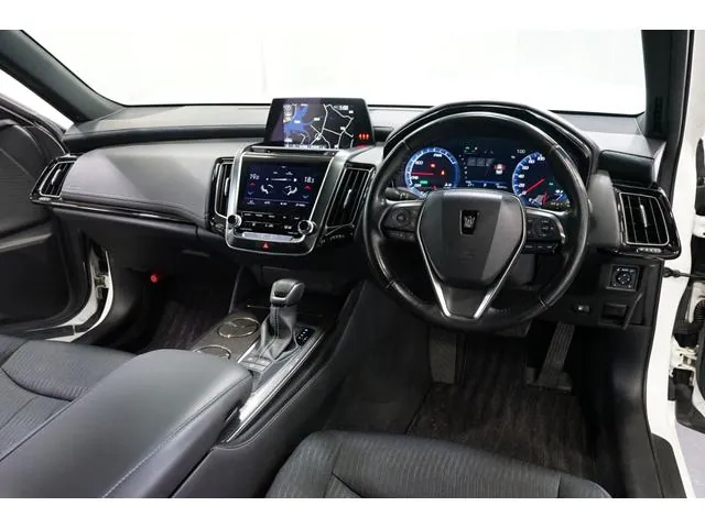 Toyota Crown 2019 photo 2