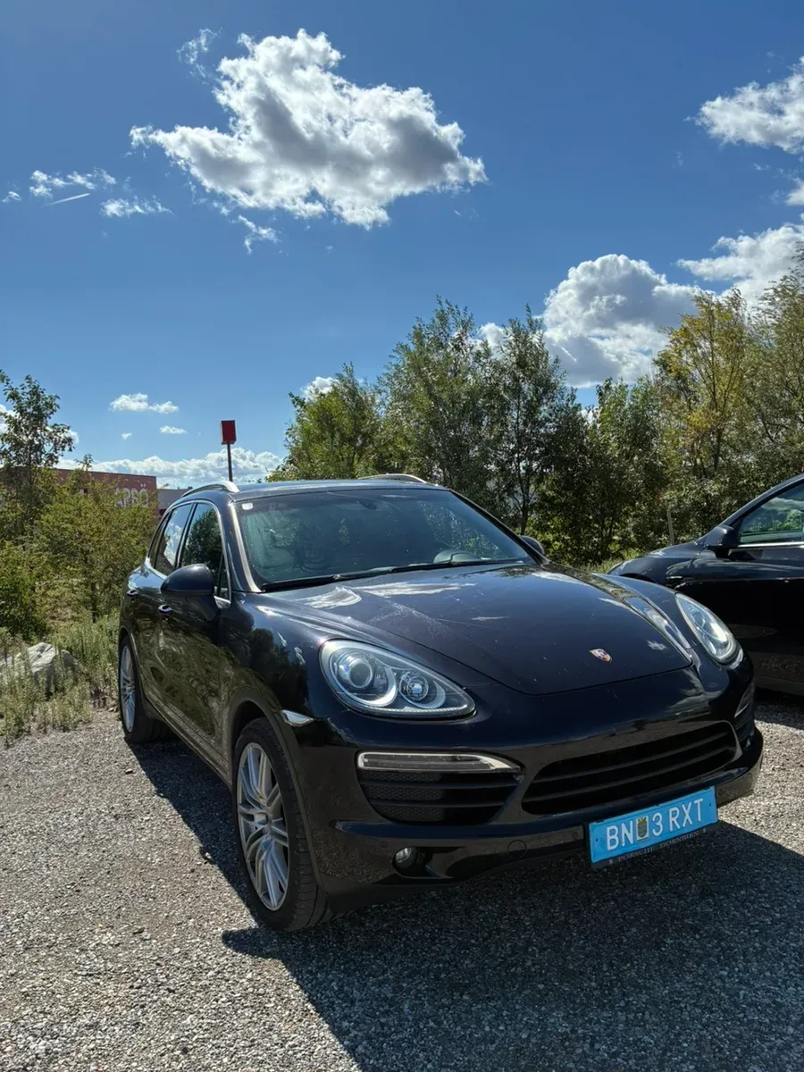 Porsche Cayenne 2012 photo 2