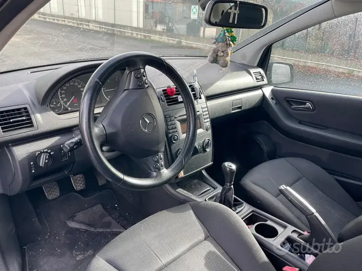 Mercedes-Benz A 180 2010 photo 3