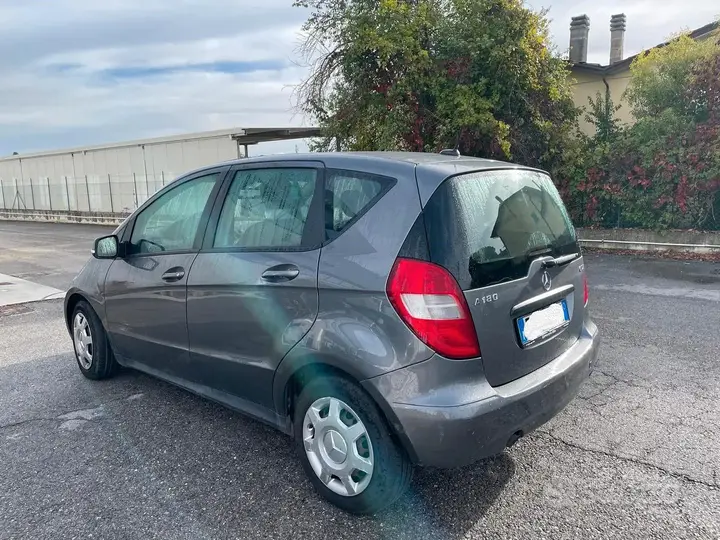 Mercedes-Benz A 180 2010 photo 2