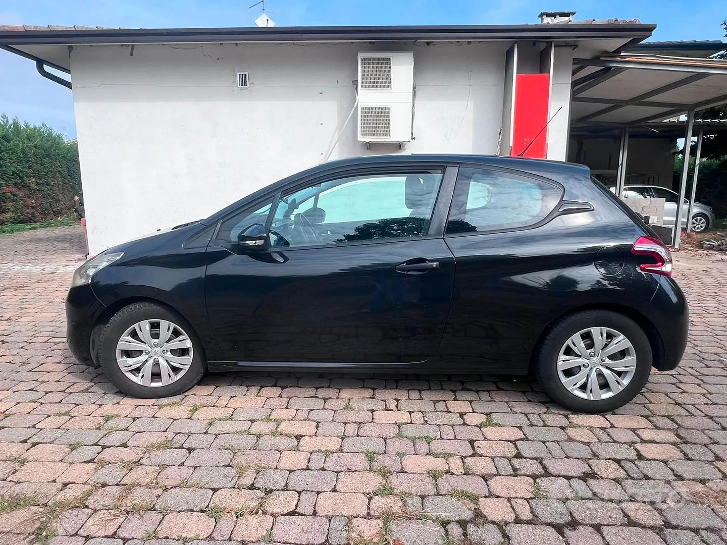 Peugeot 208 2012 photo 2