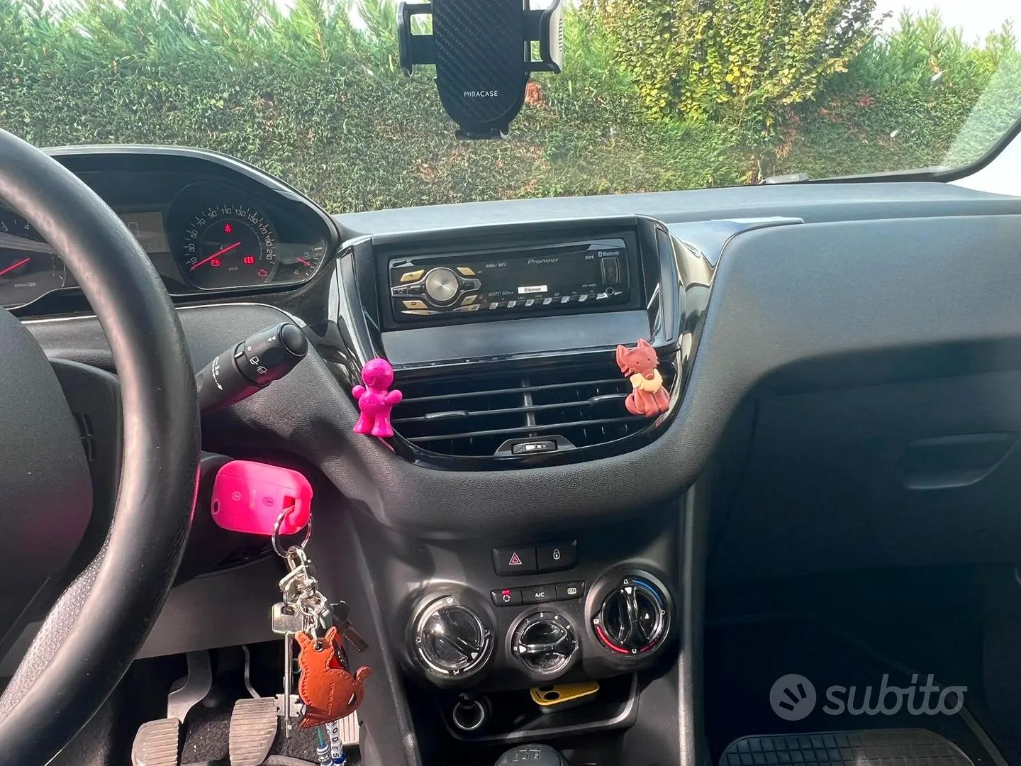 Peugeot 208 2012 photo 3
