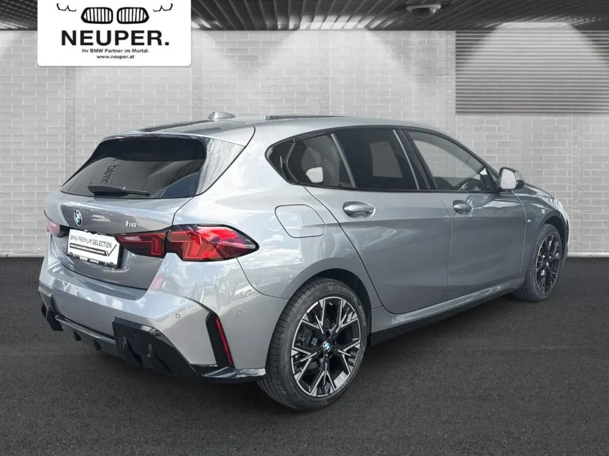 BMW 1 Series 2025 photo 3