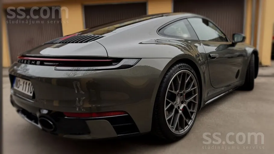Porsche 911 2023 photo 2
