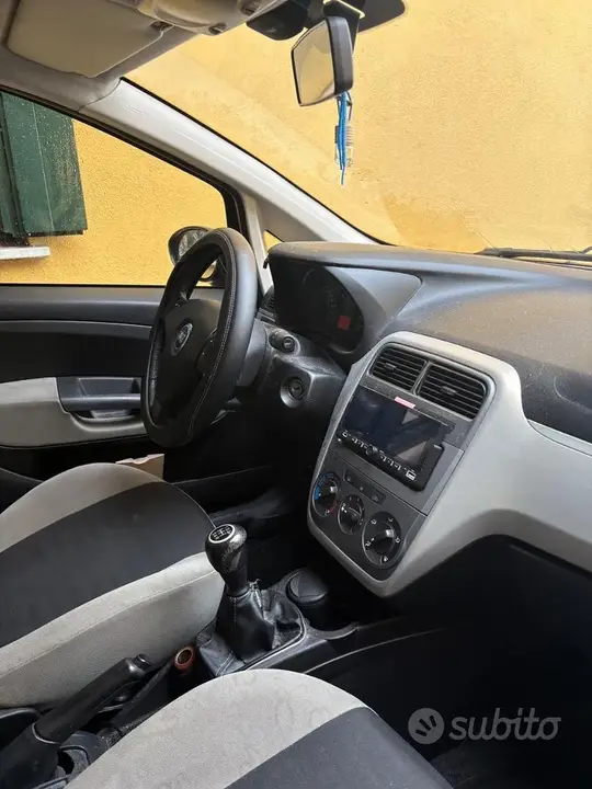 Fiat Grande Punto 2006 photo 2