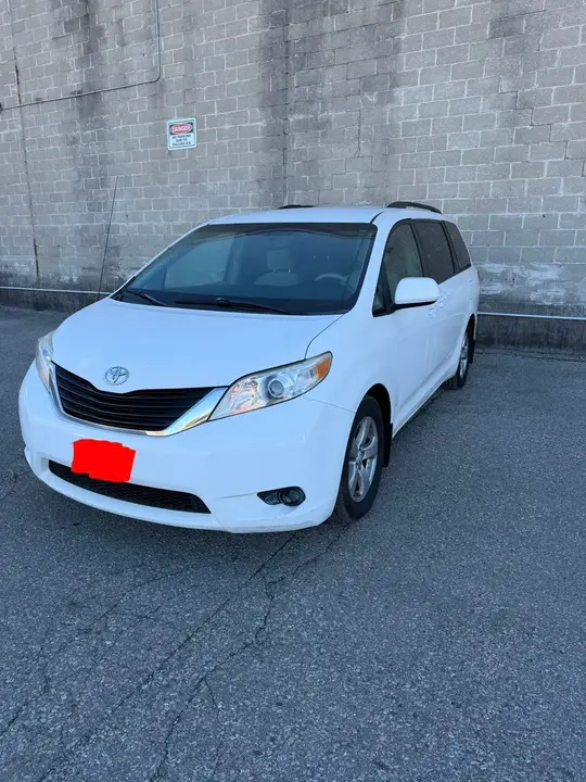 Toyota Sienna 2012 photo 3