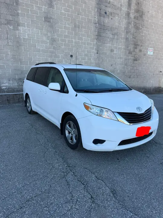 Toyota Sienna 2012 photo 2