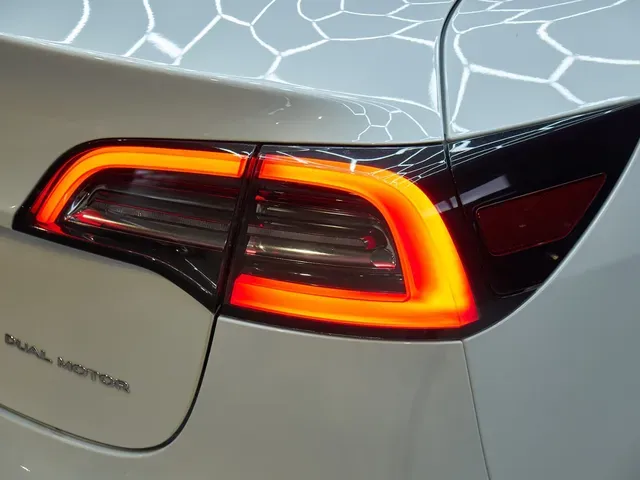 Tesla Model 3 2023 photo 4